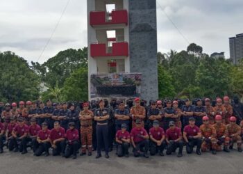 MOHD. Azani Omar (tengah) bergambar bersama wakil Kontinjen Polis Kuala Lumpur, Pasukan Bomba Kuala Lumpur dan Kuala Lumpur Police Strike Force pada Majlis Penutupan Latihan Rappelling dan Abseiling di Kuala Lumpur, hari ini. - UTUSAN/NESHWAR NIZAM