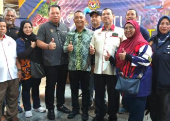 MOHD. Sabri Seman (tengah) pada majlis Program Pasar Patuh di Pasar Awam Sungai Besi hari ini.