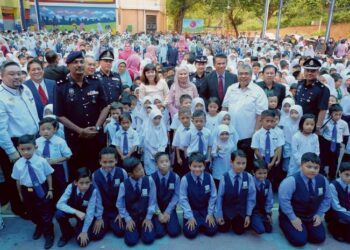 KEHADIRAN pegawai polis di sekolah membantu mencegah jenayah dan mewujudkan persekitaran pembelajaran yang selamat.