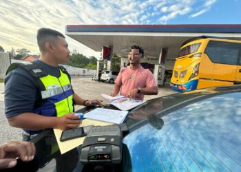 PENGUATKUASA JPJ Negeri Sembilan ketika melakukan penguatkuasaan membanteras kegiatan prebet sapu di Kuala Pilah baru-baru ini.