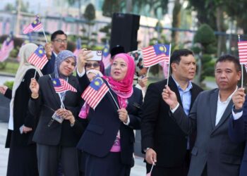 SEMUA penjawat awam tanpa mengira pangkat wajib menggunakan bahasa Melayu pada setiap masa.