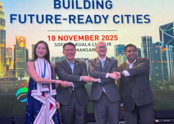 NGA Kor Ming (dua dari kiri) pada sesi bergambar pada program Cities: Possibilities Malaysia 2025 di Hotel Sofitel, Kuala Lumpur.