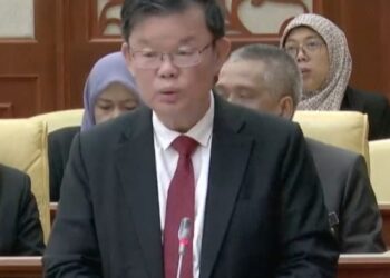 CHOW Kon Yeow ketika menjawab soalan semasa sidang Dewan Undangan Negeri (DUN) Pulau Pinang, hari ini.