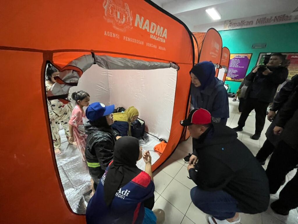 Mess Raja Padang Raja Muda Perlis turun padang tinjau, santuni mangsa banjir - Utusan ...
