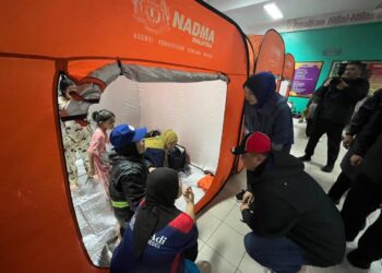 TUANKU Syed Faizuddin Putra Jamalullail dan Tuanku Dr. Hajah Lailatul Shahreen Akashah Khalil turun padang meninjau keadaan semasa banjir serta menyantuni mangsa di beberapa pusat pemindahan pementara (PPS) sekitar Padang Besar.-UTUSAN