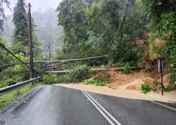 GELONGSORAN atau tanah runtuh di sekitar laluan bercerun dari View Point Wang Kelian  Perlis.-UTUSAN