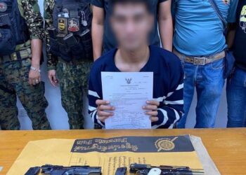 SUSPEK menunjukkan senjata api yang digunakan untuk menembak warganegara Malaysia dalam kejadian di Sungai Golok, Thailand kelmarin.