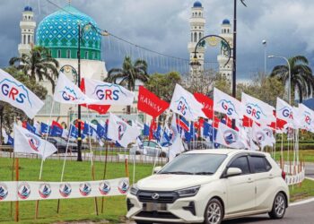 PERANG bendera parti-parti bertanding sekitar bandar Kota Kinabalu sempena Pilihan Raya Negeri Sabah Ke-17. – UTUSAN/AMIR KHALID