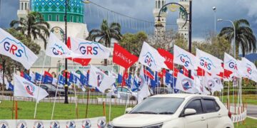 PERANG bendera parti-parti bertanding sekitar bandar Kota Kinabalu sempena Pilihan Raya Negeri Sabah Ke-17. – UTUSAN/AMIR KHALID