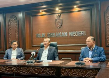 AMINUDDIN Harun pada sidang akhbar selepas mempengerusikan Mesyuarat Mingguan Exco di Wisma Negeri, Seremban hari ini. -UTUSAN/NOR SHAFIQAH MOHD. GHAZALI