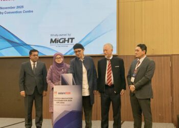 HANIFAH Hajar Taib (tengah) merasmikan Forum dan Pameran Inovasi VentureTECH (VIFE) 2025 di sini, hari ini.