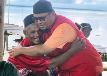 MOHD. Julpikar Ab Mijan turun padang menemui penduduk sekitar Dewan Undangan Negeri (DUN) Sulabayan, Semporna, Sabah.