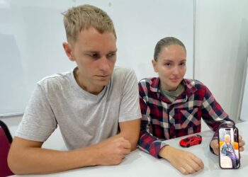 OLGA Lakubanets (kanan) bersama suaminya, Nikita menunjukkan gambar mendiang anak mereka, Vladimir yang meninggal dunia akibat disengat obor-obor dalam kejadian di Pantai Cenang, Langkawi.