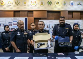 ADZLI Abu Shah menunjukkan pistol yang dirampas dalam serbuan di sebuah kilang memproses makanan pada sidang akhbar di Ibu Pejabat Polis Kontinjen Kedah di Alor Setar. - UTUSAN/ SHAHIR NOORDIN
