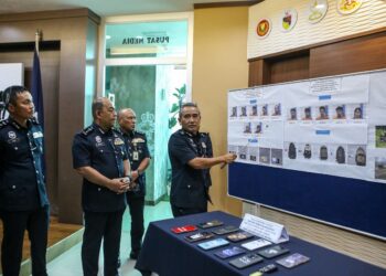 ADZLI Abu Shah menunjukkan tujuh daripada sembilan warga tempatan yang diberkas kerana melakukan kegiatan menyeludup migran pada sidang akhbar di Ibu Pejabat Polis Kontinjen Kedah di Alor Setar hari ini - UTUSAN/ SHAHIR NOORDIN