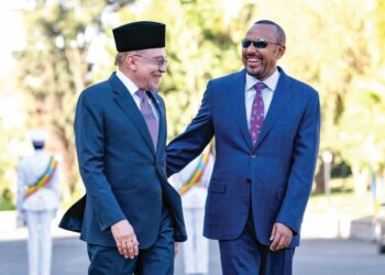 ANWAR Ibrahim disambut oleh Presiden Ethiopia, Dr. Abiy Ahmed Ali selepas diberi sambutan  penuh istiadat di Istana Negara Ethiopia, semalam. – PEJABAT PERDANA MENTERI