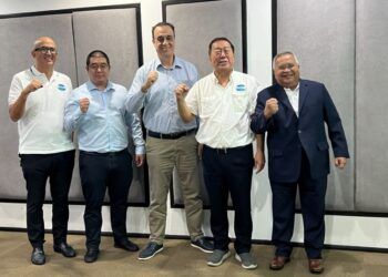 LOUIS Lee Chun Szen (dua dari kanan) Ketika ditemui pemberita baru-baru ini.