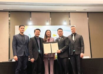 TENGKU Faizwa Tengku Razif (tengah) bersama Patrick Chin (dua dari kanan) dan Kitisak Limamphai (dua dari kiri) selepas Majlis Menandatangani Perjanjian Rasmi Perkongsian Strategik Global antara Pet Universe NOURISH dan IPF Thailand di Eq Hotel, Kuala Lumpur.