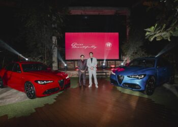 DOUGLAS Cheng (kiri) bersama  Isaac Yeo (kanan) selepas Majlis Pelancaran Giulia dan Stelvio Veloce ke pasaran Malaysia