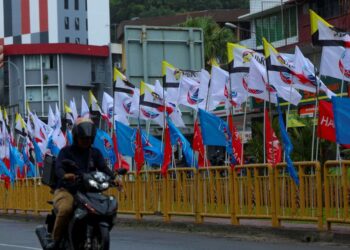 PERANG bendera parti semakin hangat berlaku menjelang minggu akhir kempen Pilihan Raya Negeri Sabah. – UTUSAN/AMIR KHALID