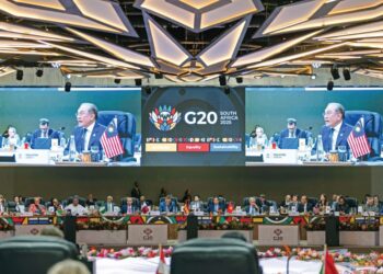 ANWAR Ibrahim ketika berucap pada Sidang Kemuncak G20 di Johannesburg,  Afrika Selatan, kelmarin. 
– PEJABAT PERDANA MENTERI