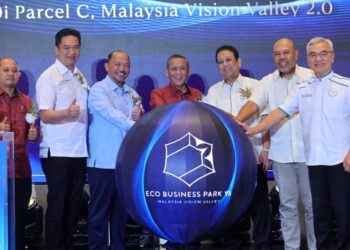 AMINUDDIN Harun (tengah) ketika merasmikan Majlis Pelancaran dan Pembukaan Galeri Jualan Eco Business Park 7, Taman Perindustrian Pertama Parcel C MVV 2.0 di Bukit Palandok, Port Dickson hari ini.-UTUSAN/MOHD. SHAHJEHAN MAAMIN.
