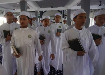 KEJAYAAN membentuk akhlak bukan terletak pada bahan pengajaran semata-mata, tetapi pada keikhlasan dan keperibadian guru yang membimbing dengan kasih, sabar dan hikmah.