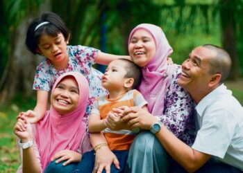 IBU bapa perlu memastikan anak-anak membesar dalam suasana kasih sayang, hormat dan tanggungjawab. -GAMBAR HIASAN