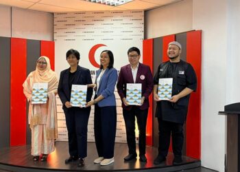 PUTERI Intan Safinaz (dua, kiri) bersama Siti Kamariah Ahmad Subki (kiri), Sia Wen Di (tiga, kiri), Danial Iskandar (dua, kanan) dan Syed Zainal Abidin Jamallulail pada majlis pelancaran Projek “Accelerating Disaster Preparedness in Malaysia’s Third Sector”  di Kuala Lumpur, hari ini. - UTUSAN/SOLEHAH AZIZAN