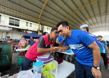 MOHAMAD Alamin bertemu pengundi semasa kempen Pilihan Raya Negeri Sabah.