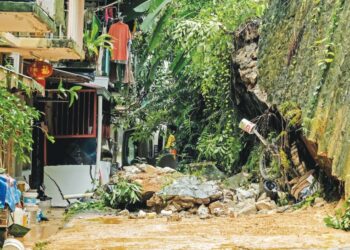 KEADAAN runtuhan cerun tanah di Taman United, Seputeh, Kuala Lumpur, semalam. – UTUSAN/M. FIRDAUS M. JOHARI