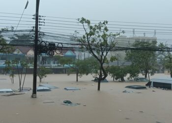 KEADAAN terkini banjir di bandar Hat Yai yang dirakam rakyat Malaysia di sekitar Paradise Hotel di Songkhla, Thailand.