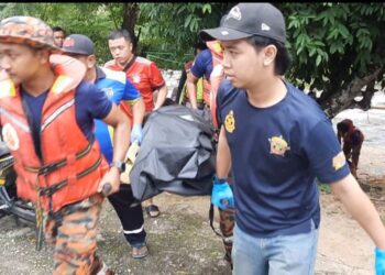 PASUKAN penyelamat membawa mayat pelajar yang ditemui lemas dihanyutkan arus deras ketika mandi bersama rakanya di kawasan rekreasi Sungai Buluh, Sedim, Karangan di Kulim.
