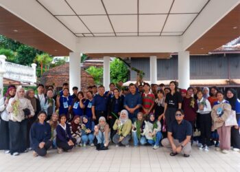 KUMPULAN pelajar dan pensyarah UUM yang terkandas di hotel penginapan mereka ekoran banjir melanda Hat Yai di Wilayah Songkhla, Thailand.