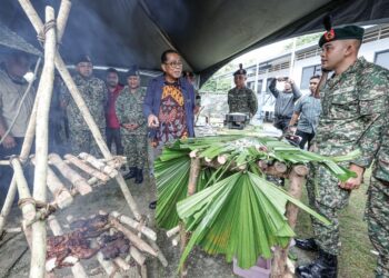 MOHAMED Khaled Nordin melawat pameran tentera ketika Program Semarak ATM Bersama Komuniti di Pulau Banggi, Kudat, semalam. – UTUSAN/AMIR KHALID