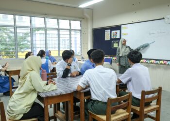 DUA guru dalam satu kelas membantu pengajaran berkumpulan kecil, bimbingan individu, pengurusan disiplin, malah membolehkan pendekatan kreativiti yang tidak mampu dilaksanakan oleh seorang guru yang sudah keletihan.