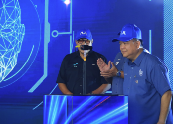 ALEXANDER Nanta Linggi merasmikan Majlis Pelancaran Aplikasi Navigasi Lebuh Raya, Tuju di RnR Seremban arah selatan di Seremban hari ini. - UTUSAN/MOHD. SHAHJEHAN MAAMIN