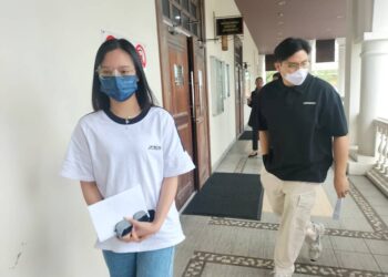 DUA wakil syarikat ketika hadir ke Mahkamah Sesyen di George Town, Pulau Pinang bagi prosiding kes saman KKM hari ini. - UTUSAN/SAFINA RAMLI