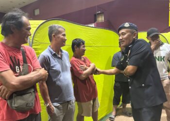 ADZLI Abu Shah bertemu dengan mangsa-mangsa banjir yang ditempatkan di PPS Dewan Wawasan, Jitra di Kubang Pasu, Kedah.