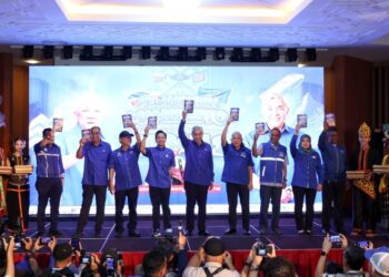 PENGERUSI Barisan Nasional, Datuk Seri Dr. Ahmad Zahid Hamidi bersama Bung Moktar Radin pada Majlis Pelancaran Manifesto BARISAN Nasional di Dewan Utama UMNO Sabah, Kota Kinabalu.