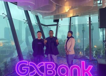 KAUSHIK Chowdury (tengah) bersama Timbalan Ketua Pegawai Eksekutif dan Ketua Pegawai Operasi, GXBank Hildah Hamzah (kanan) dan Ketua Bahagian Produk, Khuan Yew Lee semasa sambutan ulang tahun kedua GXBank di sini hari ini.