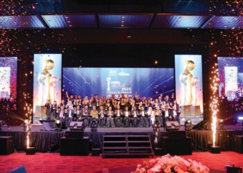 AZMAN Mohd. Yusof (tengah, depan) bersama para penerima Anugerah Pembangunan Sumber Manusia 2025 di Pusat Dagangan dan Pameran Antarabangsa Malaysia (MITEC), kelmarin.