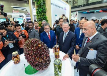 TIMBALAN Perdana Menteri merangkap Menteri Peralihan Tenaga dan Transformasi Air, Datuk Seri Fadillah Yusof (dua kanan) diiringi Menteri Perladangan dan Komoditi, Datuk Seri Johari Abdul Ghani ketika melawat reruai pameran selepas merasmikan majlis pembukaan Kongres dan Pameran Minyak Sawit Antarabangsa (PIPOC) 2025 di Pusat Konvensyen Kuala Lumpur di sini, semalam. - UTUSAN/SYAKIR RADIN