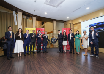 NICHOLAS Lim Pinn Yang (enam dari kanan) semasa gimik paluan gong sempena penyenaraian Foodie Media Berhad di Pasaran ACE Bursa Malaysia, semalam.