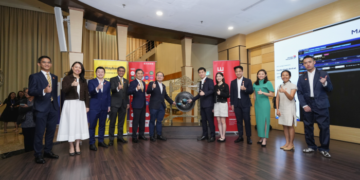 NICHOLAS Lim Pinn Yang (enam dari kanan) semasa gimik paluan gong sempena penyenaraian Foodie Media Berhad di Pasaran ACE Bursa Malaysia, semalam.