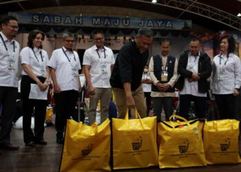 RAMLAN Harun memeriksa barangan undi di Pusat Penjumlahan Undi Pilihan Raya Umum Negeri Sabah Ke-17 di Dewan Seri Sulaman, Tuaran, semalam. UTUSAN/AMIR KHALID