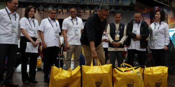 RAMLAN Harun memeriksa barangan undi di Pusat Penjumlahan Undi Pilihan Raya Umum Negeri Sabah Ke-17 di Dewan Seri Sulaman, Tuaran, semalam. UTUSAN/AMIR KHALID