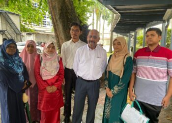 NARAN Singh Asa Singh bersama ahli keluarga Allahyarham Syamsul Haris Shamsudin semasa mendedahkan laporan bedah siasat kedua di perkarangan Institut Perubatan Forensik Negara (IPFN) Hospital Kuala Lumpur (HKL), hari ini. - UTUSAN/NUR IZATUL AZWA RAMLI