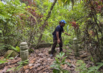 PENDUDUK menunjukkan kubur yang dikatakan kubur Mat Arshad iaitu penterjemahan bahasa kepada J.W.W. Birch di Bandar Bharu, Pulau Besar di Pasir Salak, Perak – MINGGUAN/AIN SAFRE BIDIN