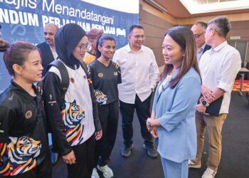 HANNAH Yeoh bersama atlet negara selepas majlis menandatangani Memorandum Perjanjian Penajaan (MoA) antara MSN dan orporate Hero Century Sdn Bhd (Pace) di Bukit Jalil, semalam.